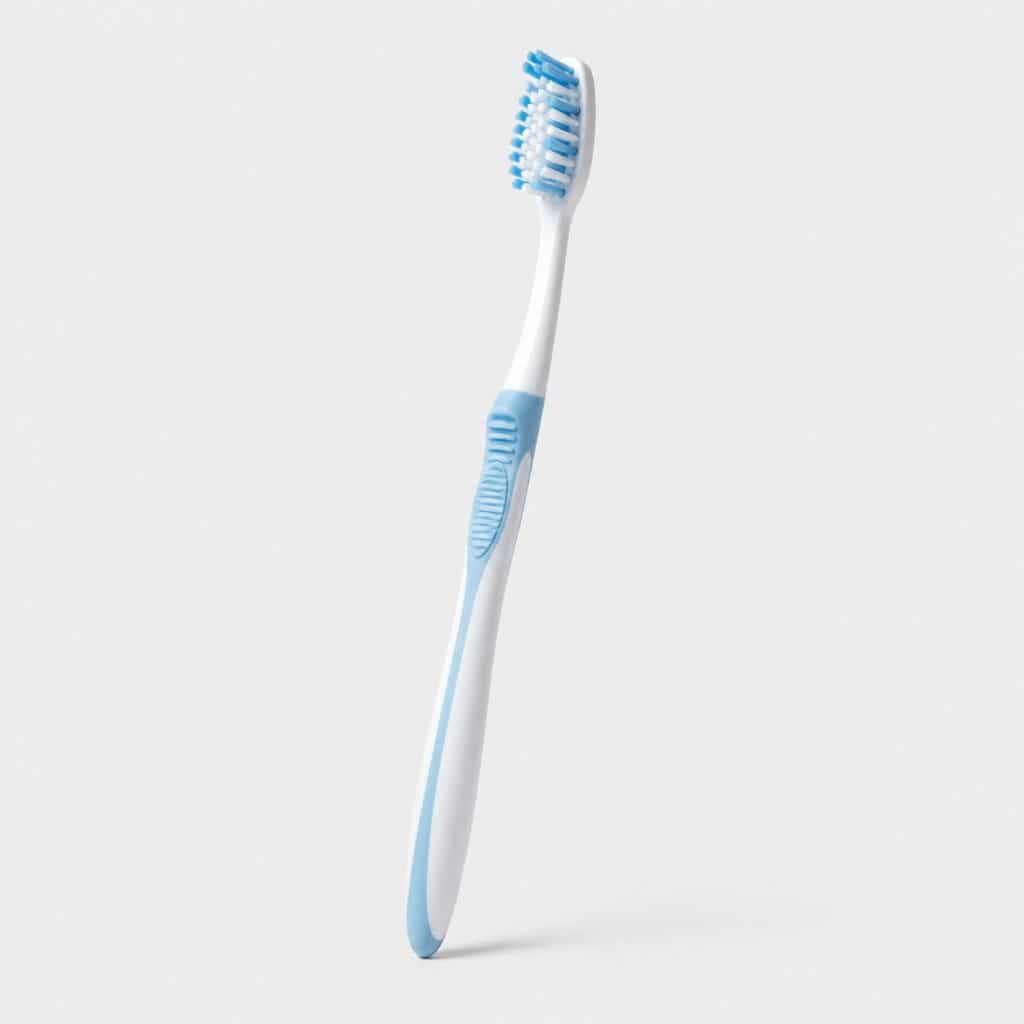 Brosse à dent manuelle souple posée sur fond neutre