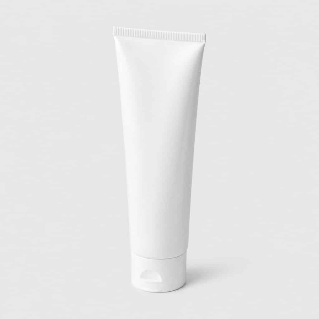 Tube de dentifrice bio certifié posé sur fond neutre