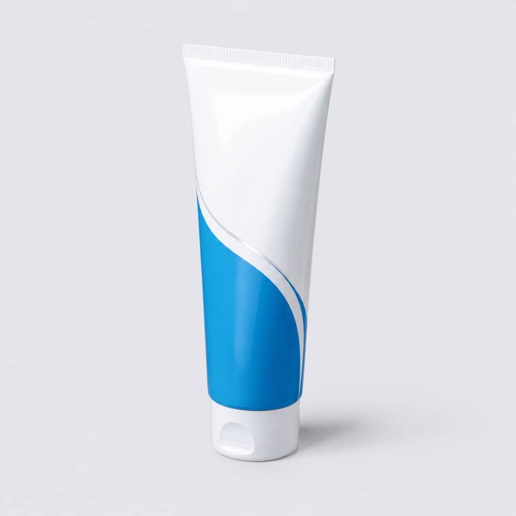 Tube de dentifrice pour le soutien des gencives posé sur fond neutre