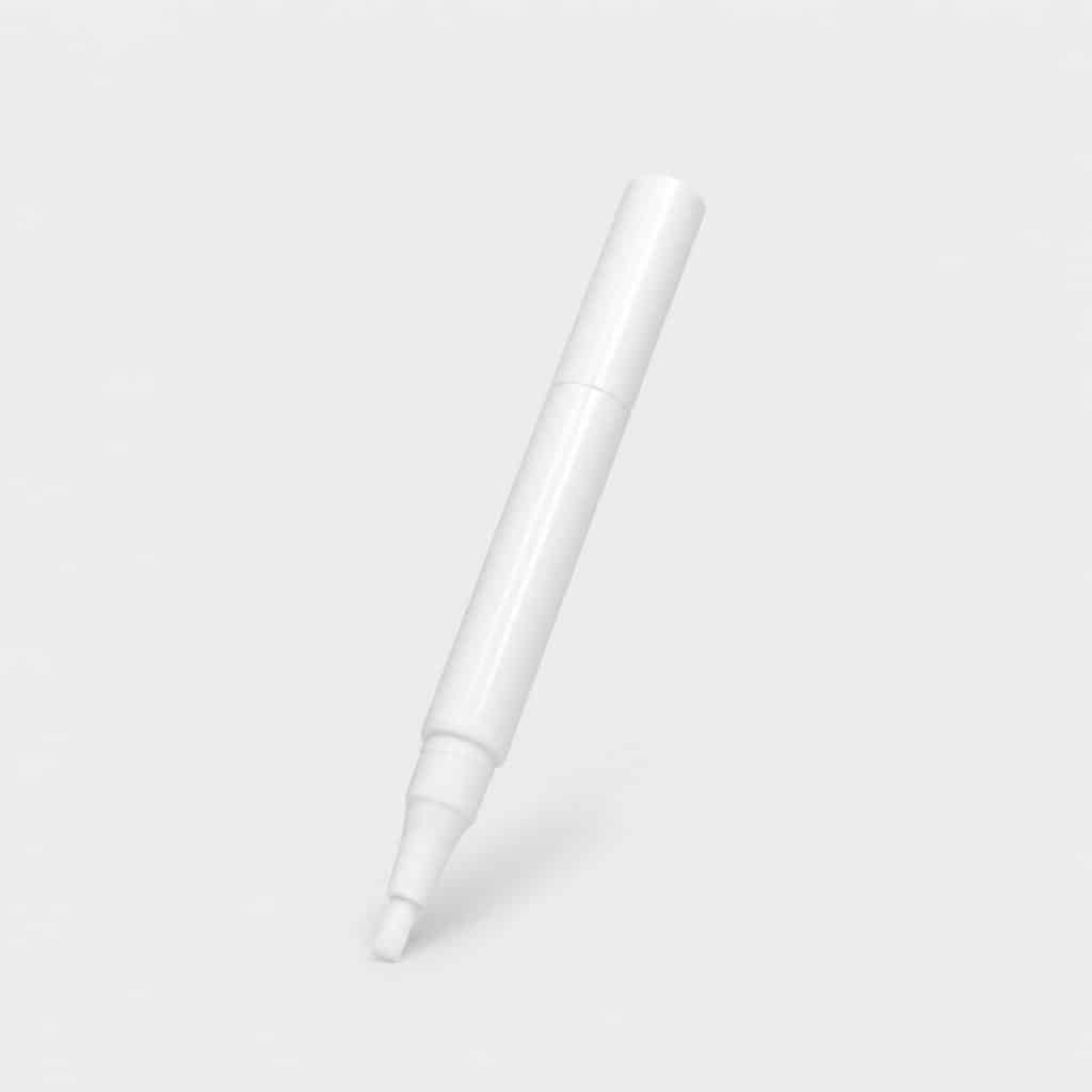Stylo applicateur à l'acide salicylique posé sur fond neutre