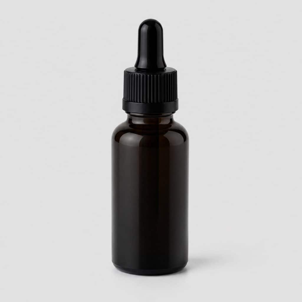 Flacon compte-gouttes de vitamine C liposomale sur fond clair